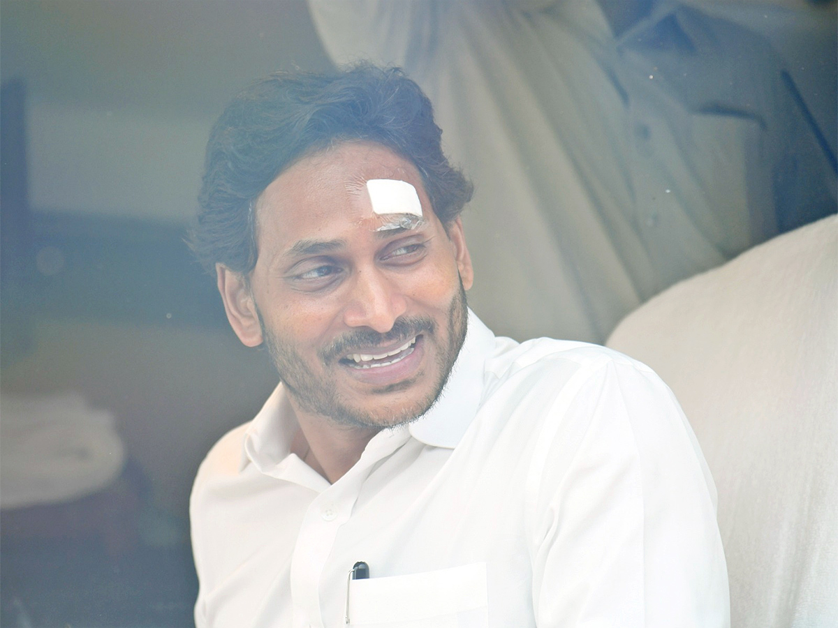 CM YS Jagan Resumes Bus Yatra After Stone Pelting Incident Photos - Sakshi14