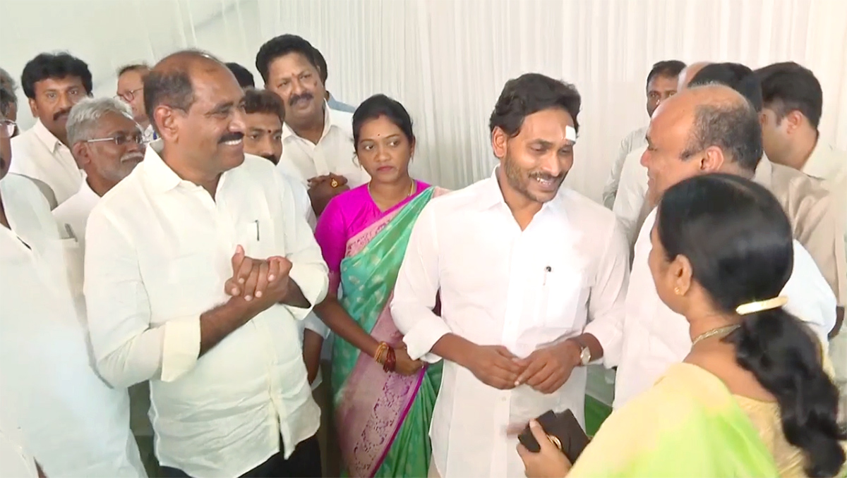 CM YS Jagan Resumes Bus Yatra After Stone Pelting Incident Photos - Sakshi15