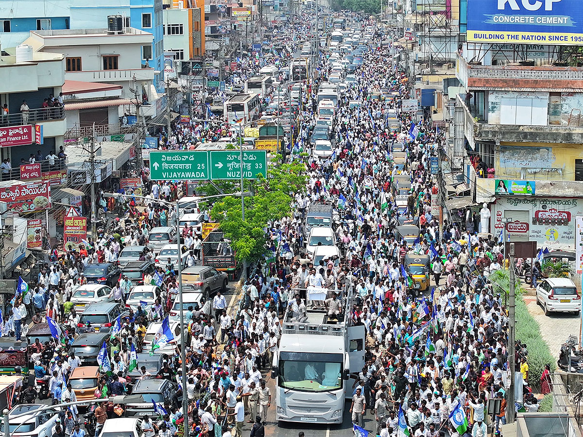 CM YS Jagan Resumes Bus Yatra After Stone Pelting Incident Photos - Sakshi16