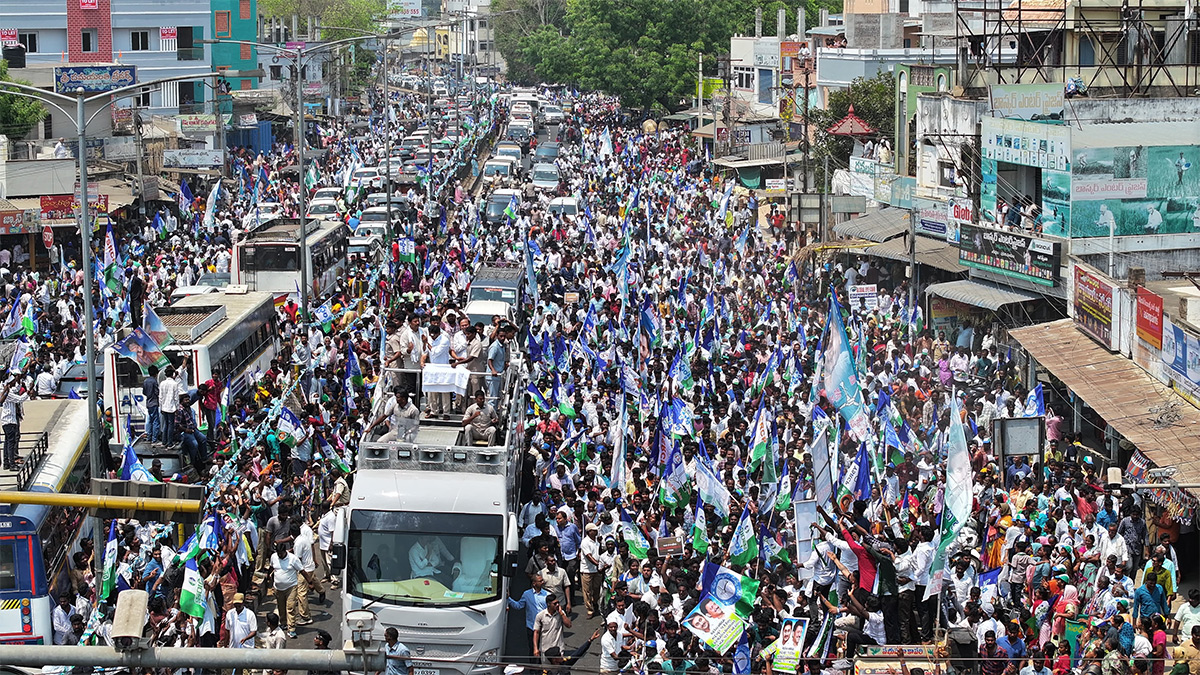 CM YS Jagan Resumes Bus Yatra After Stone Pelting Incident Photos - Sakshi19