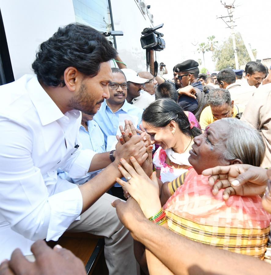 CM YS Jagan Resumes Bus Yatra After Stone Pelting Incident Photos - Sakshi2