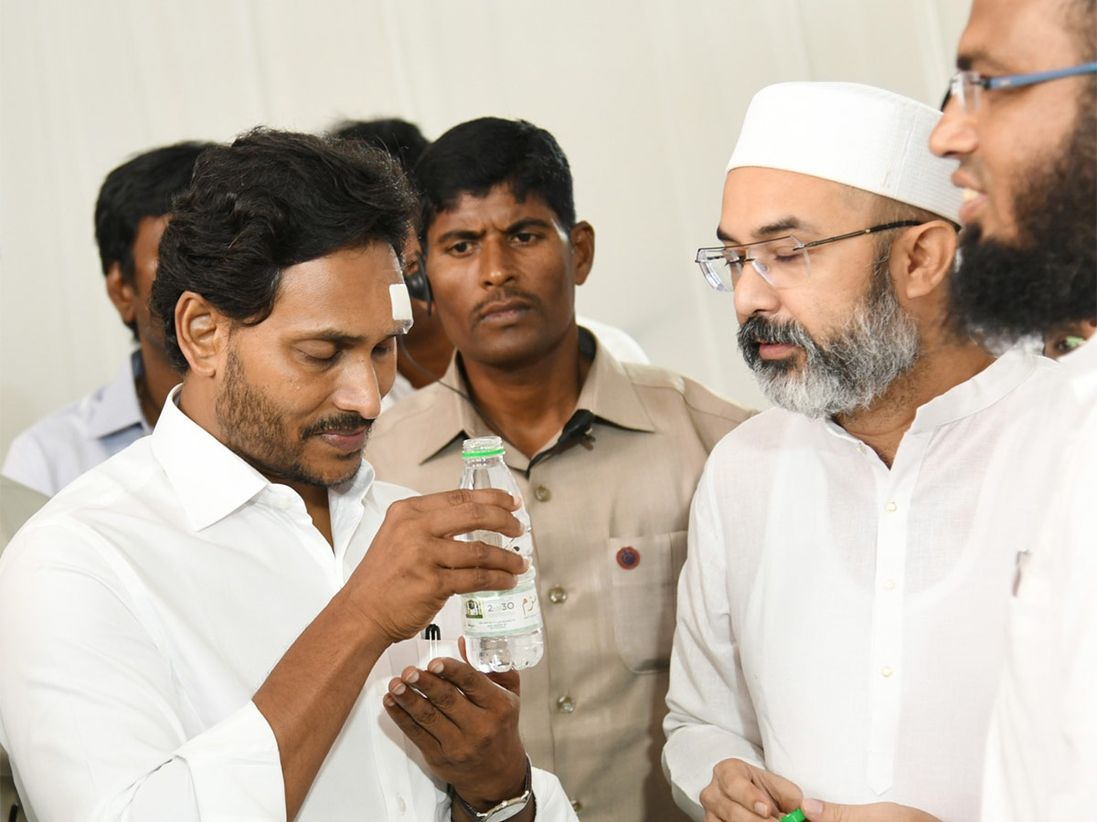 CM YS Jagan Resumes Bus Yatra After Stone Pelting Incident Photos - Sakshi20