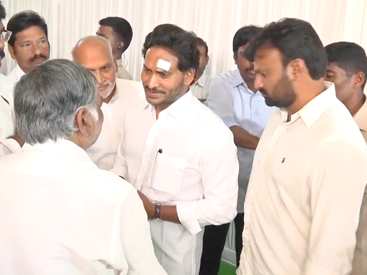 CM YS Jagan Resumes Bus Yatra After Stone Pelting Incident Photos - Sakshi21