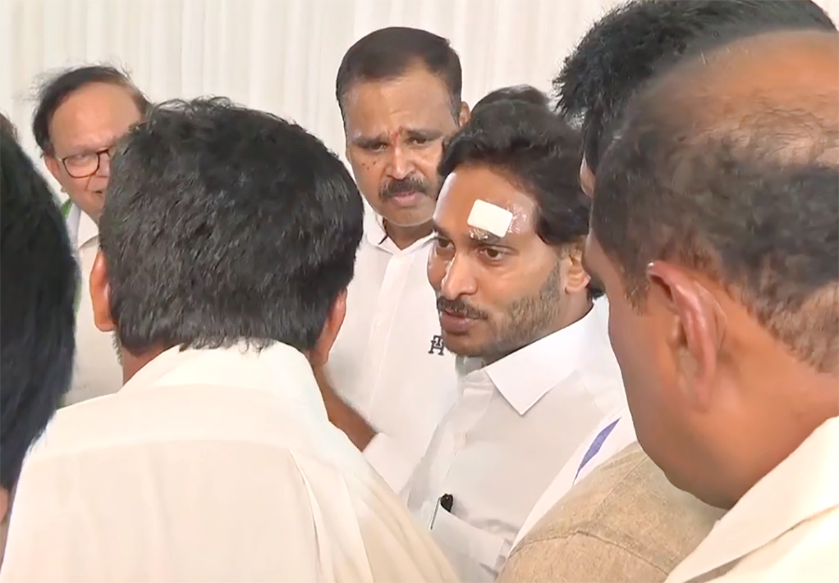 CM YS Jagan Resumes Bus Yatra After Stone Pelting Incident Photos - Sakshi25