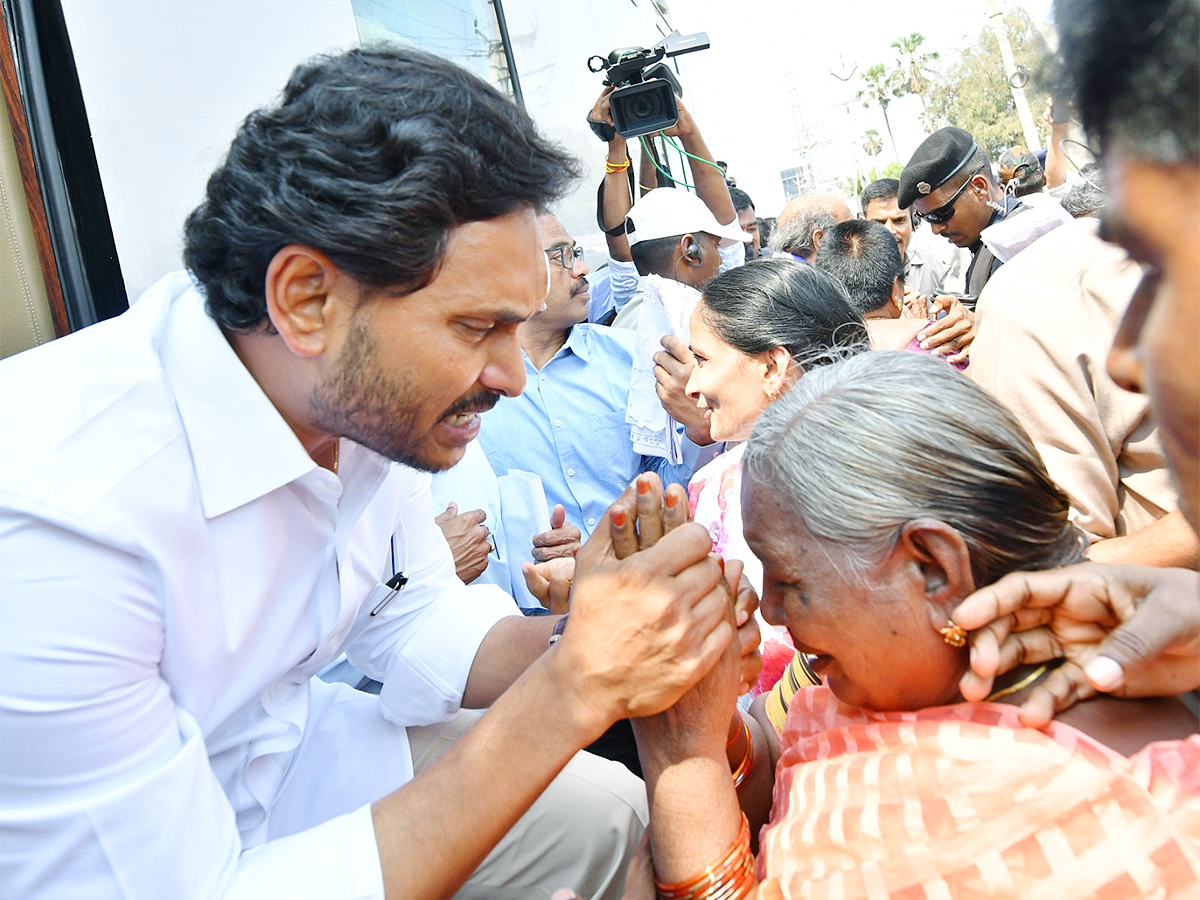 CM YS Jagan Resumes Bus Yatra After Stone Pelting Incident Photos - Sakshi26