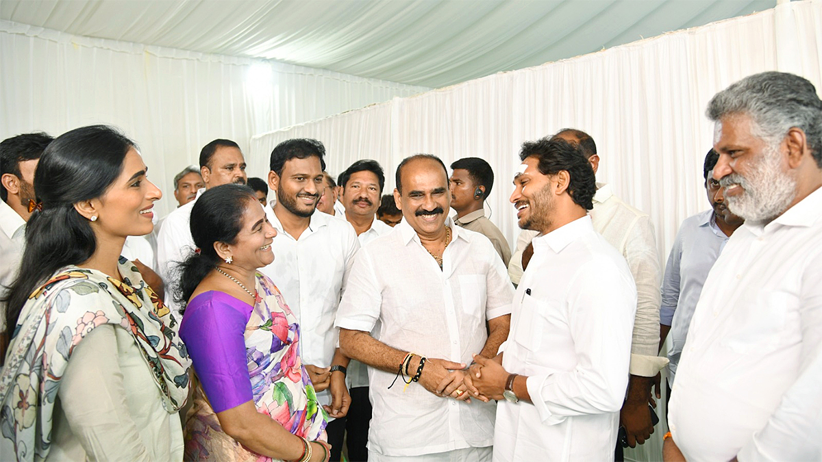 CM YS Jagan Resumes Bus Yatra After Stone Pelting Incident Photos - Sakshi3