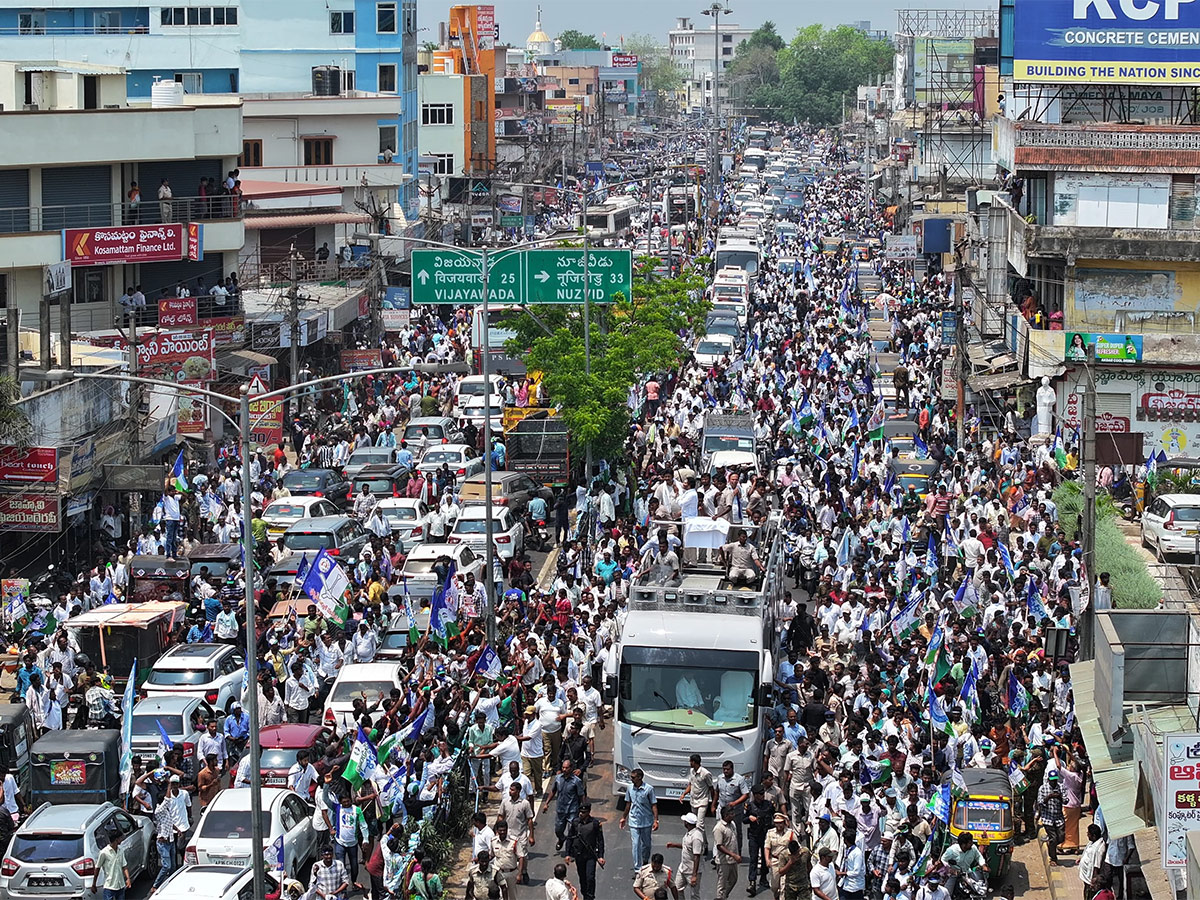 CM YS Jagan Resumes Bus Yatra After Stone Pelting Incident Photos - Sakshi5