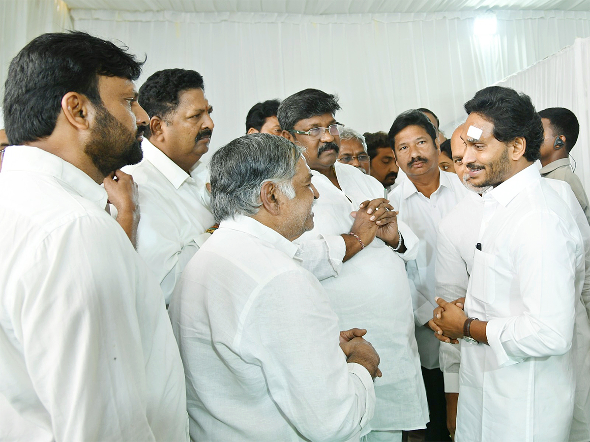 CM YS Jagan Resumes Bus Yatra After Stone Pelting Incident Photos - Sakshi6