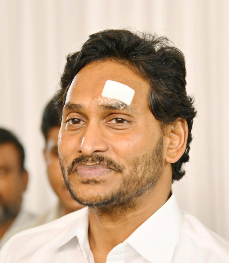 CM YS Jagan Resumes Bus Yatra After Stone Pelting Incident Photos - Sakshi7