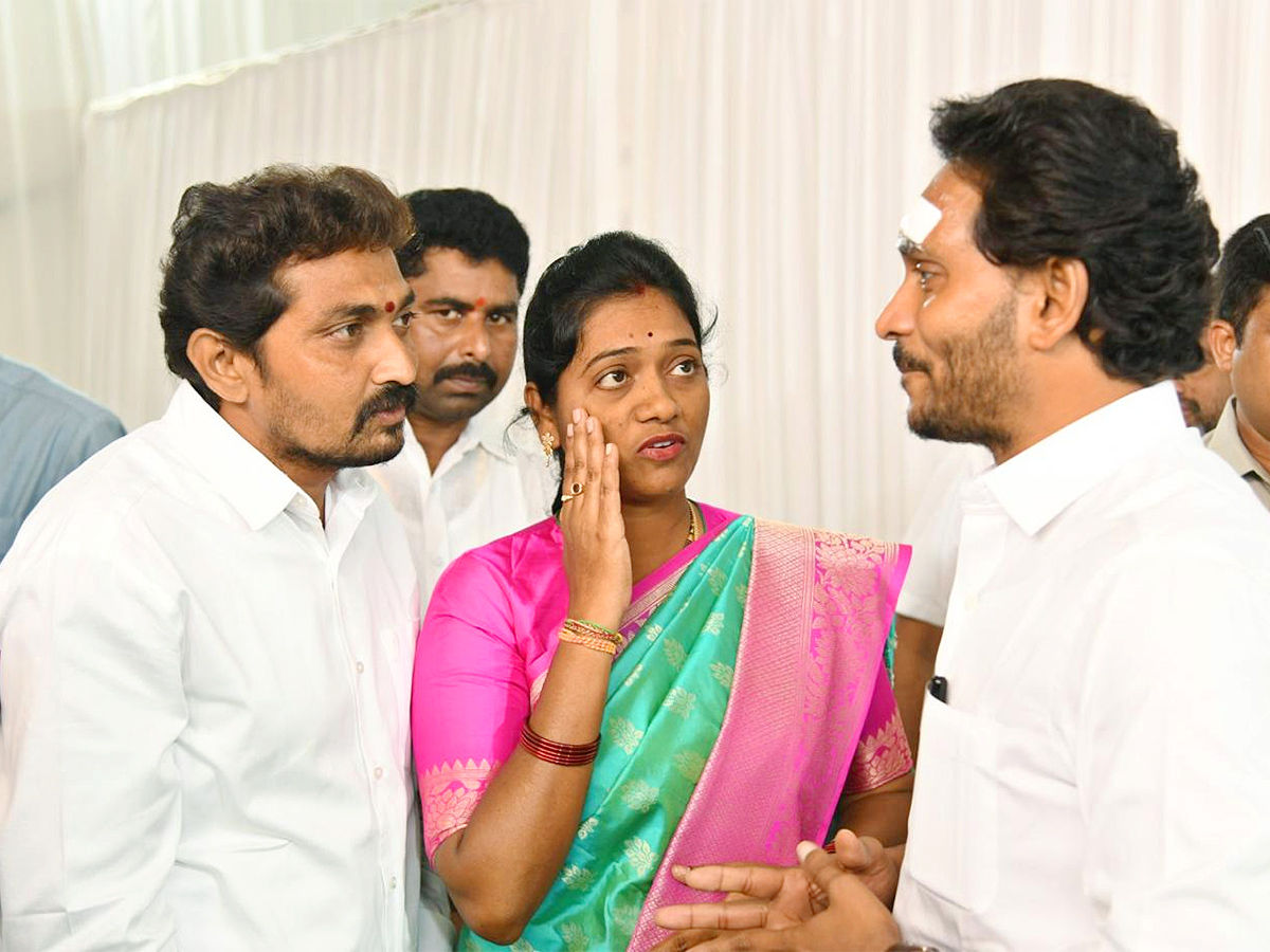 CM YS Jagan Resumes Bus Yatra After Stone Pelting Incident Photos - Sakshi9