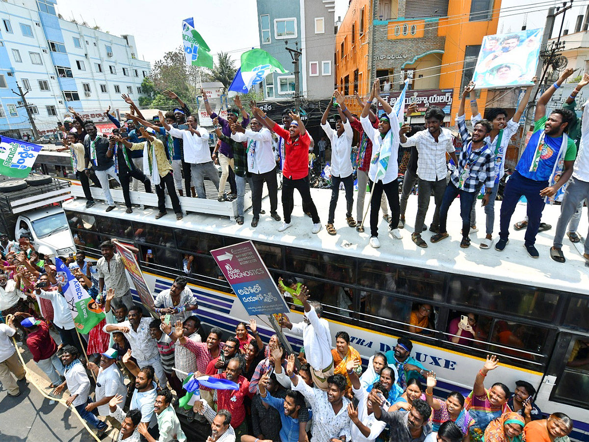 cm ys jagan memantha siddham bus yatra at gudivada photos - Sakshi11