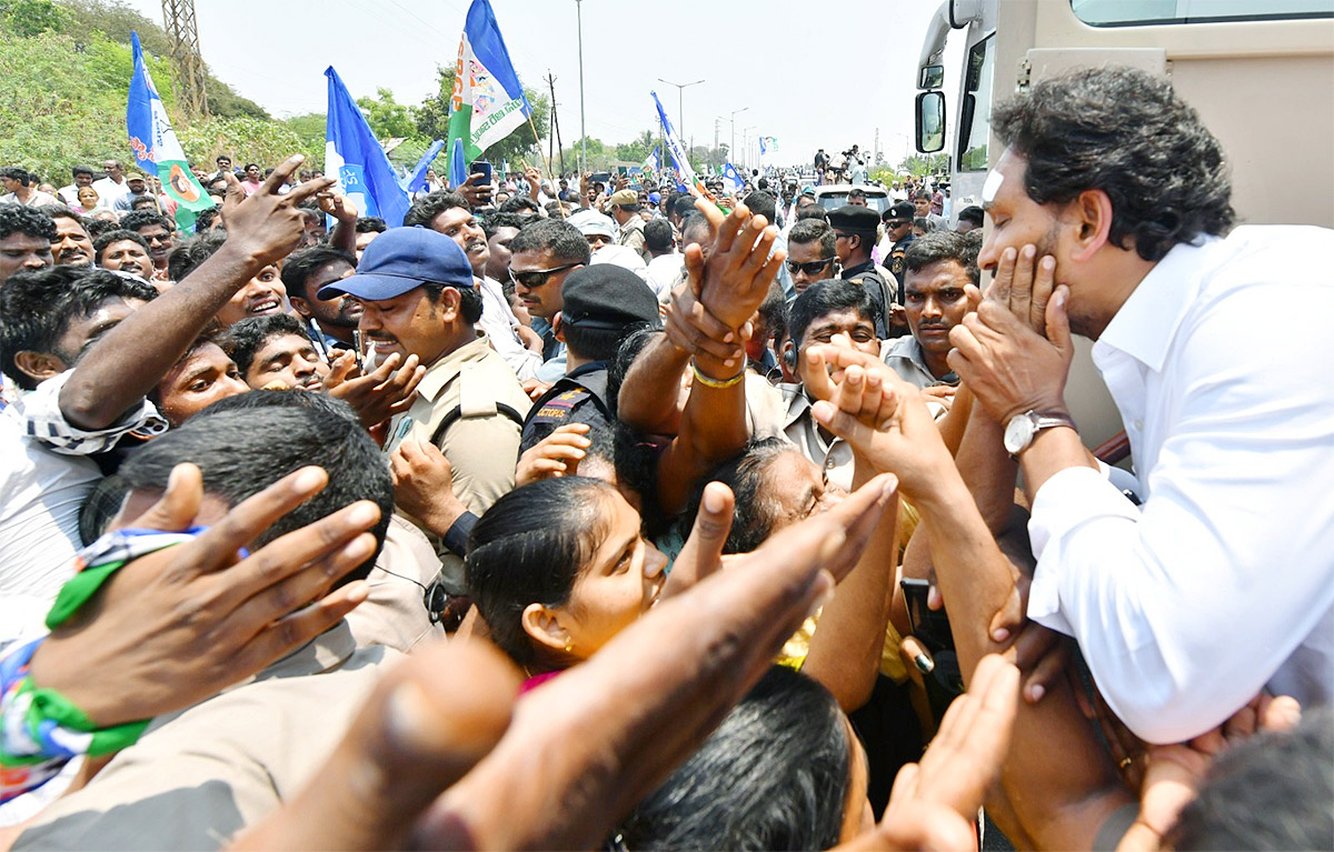 cm ys jagan memantha siddham bus yatra at gudivada photos - Sakshi2