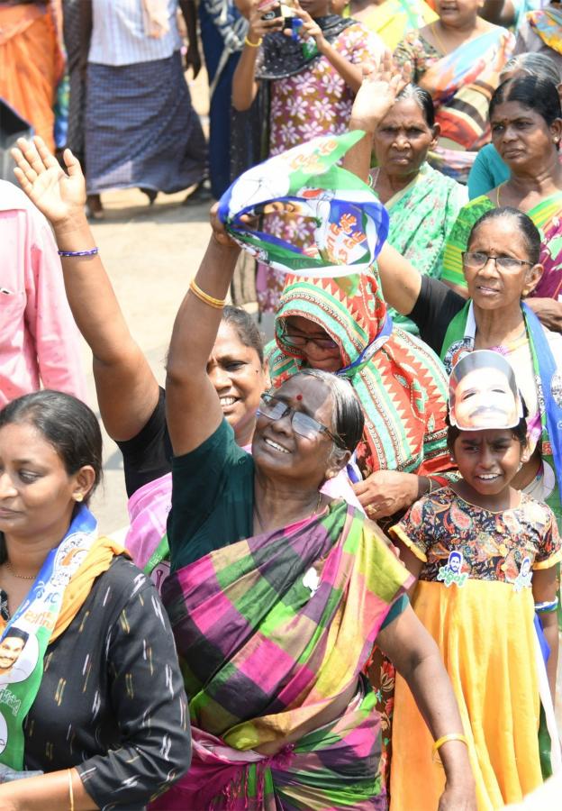 cm ys jagan memantha siddham bus yatra at gudivada photos - Sakshi19