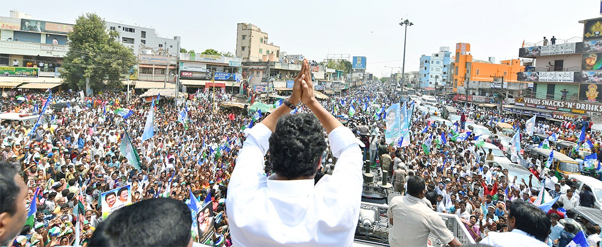 cm ys jagan memantha siddham bus yatra at gudivada photos - Sakshi4