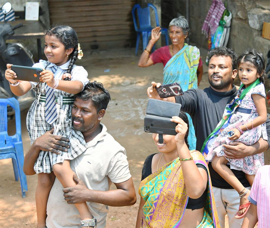 cm ys jagan memantha siddham bus yatra at gudivada photos - Sakshi36