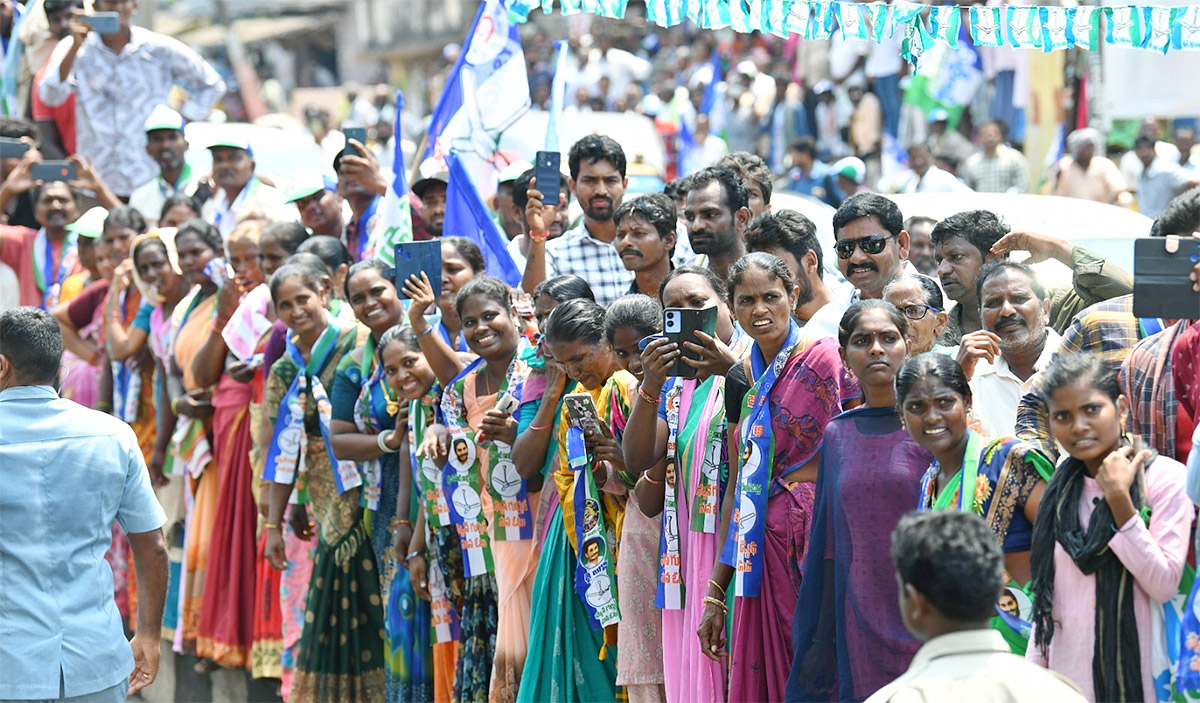 cm ys jagan memantha siddham bus yatra at gudivada photos - Sakshi38