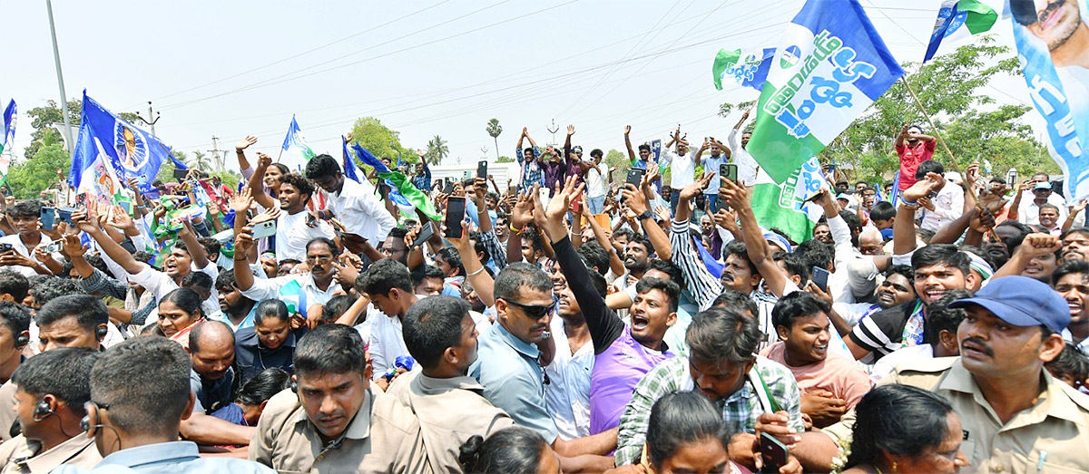 cm ys jagan memantha siddham bus yatra at gudivada photos - Sakshi45