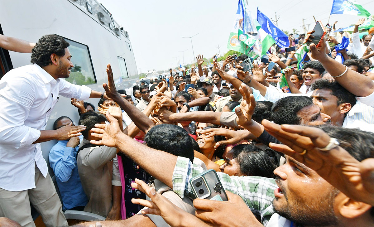 cm ys jagan memantha siddham bus yatra at gudivada photos - Sakshi6