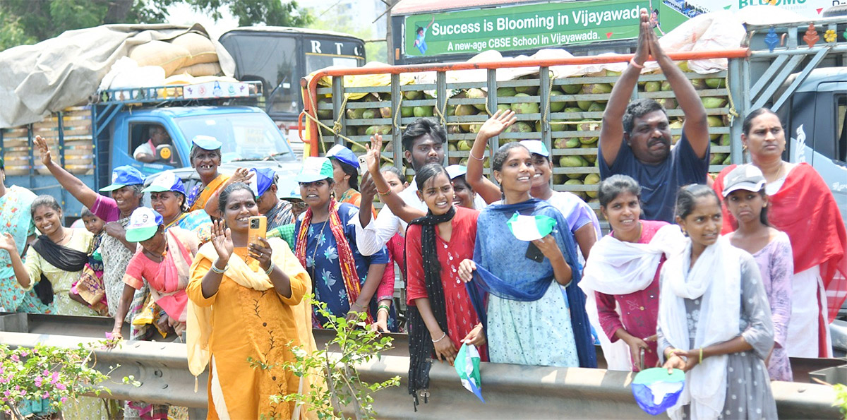 cm ys jagan memantha siddham bus yatra at gudivada photos - Sakshi53