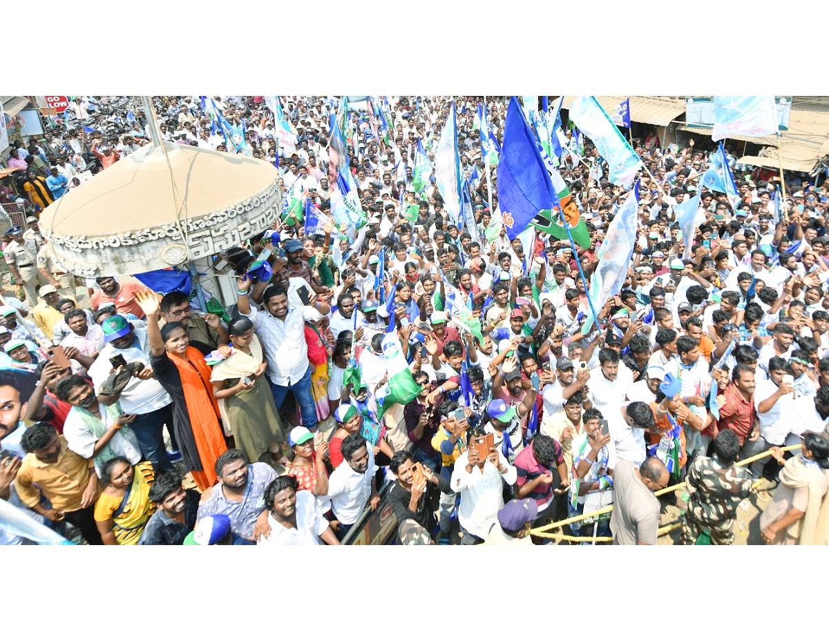 CM YS Jagan Bus Yatra Memantha Siddham At Ganapavaram Photos - Sakshi2