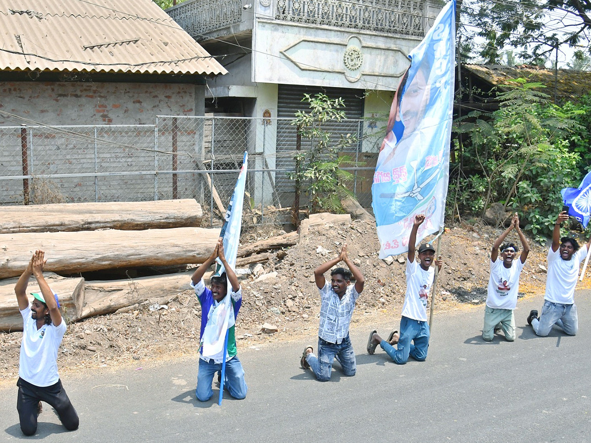 CM YS Jagan Bus Yatra Memantha Siddham At Ganapavaram Photos - Sakshi11