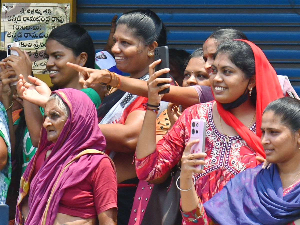 CM YS Jagan Bus Yatra Memantha Siddham At Ganapavaram Photos - Sakshi13