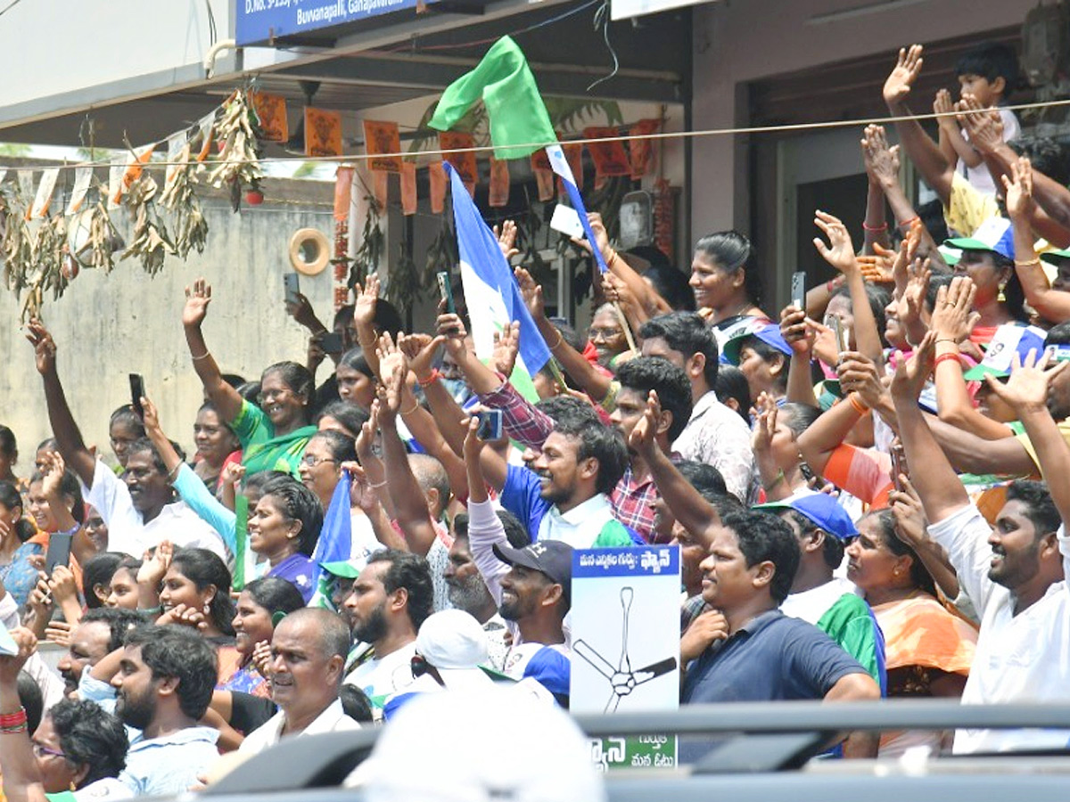 CM YS Jagan Bus Yatra Memantha Siddham At Ganapavaram Photos - Sakshi14