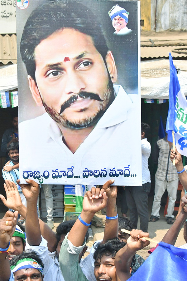 CM YS Jagan Bus Yatra Memantha Siddham At Ganapavaram Photos - Sakshi17