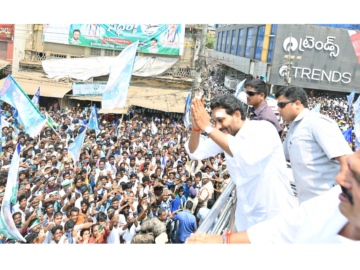 CM YS Jagan Bus Yatra Memantha Siddham At Ganapavaram Photos - Sakshi18