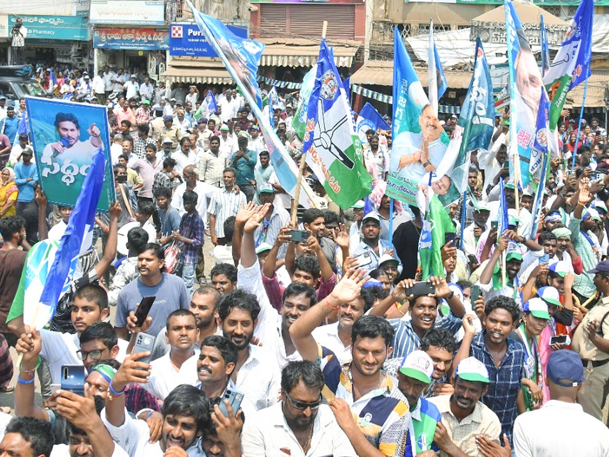 CM YS Jagan Bus Yatra Memantha Siddham At Ganapavaram Photos - Sakshi19