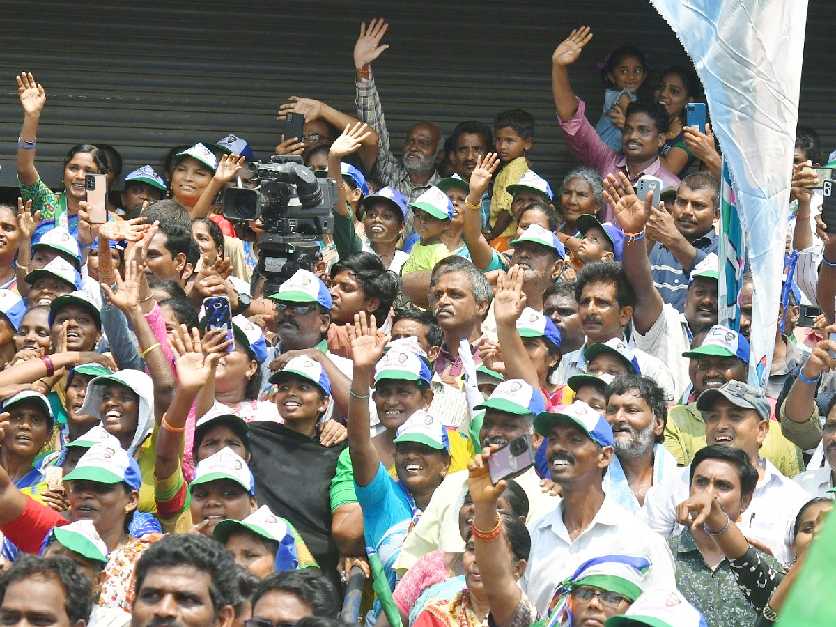 CM YS Jagan Bus Yatra Memantha Siddham At Ganapavaram Photos - Sakshi20