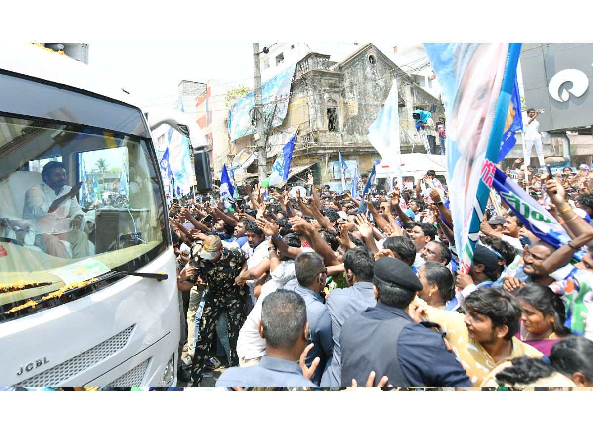 CM YS Jagan Bus Yatra Memantha Siddham At Ganapavaram Photos - Sakshi3