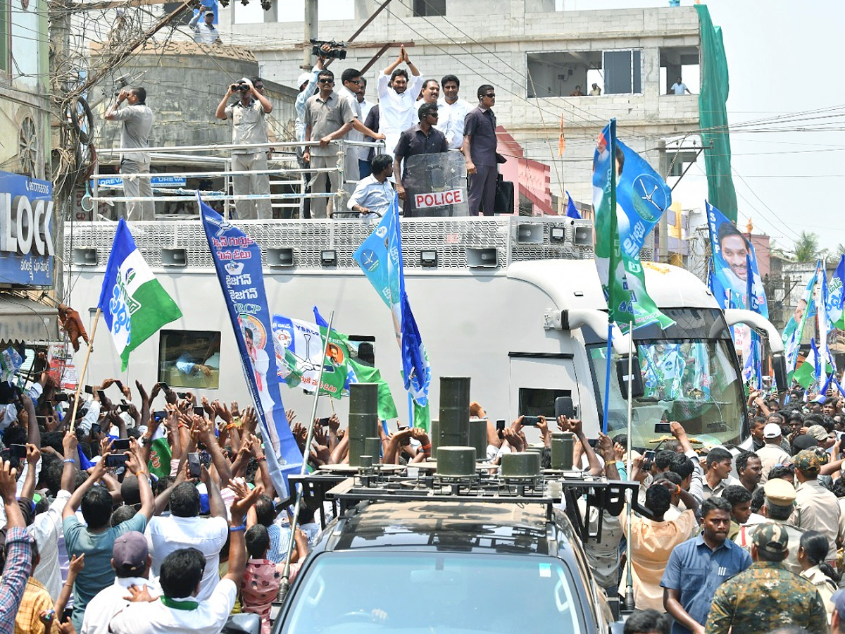 CM YS Jagan Bus Yatra Memantha Siddham At Ganapavaram Photos - Sakshi22