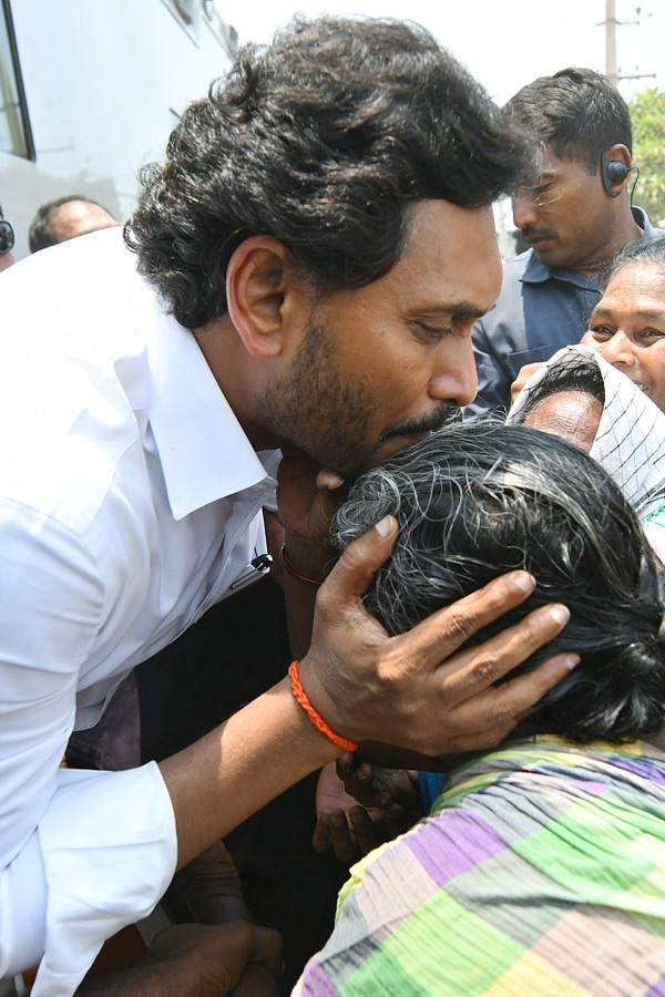 CM YS Jagan Bus Yatra Memantha Siddham At Ganapavaram Photos - Sakshi23