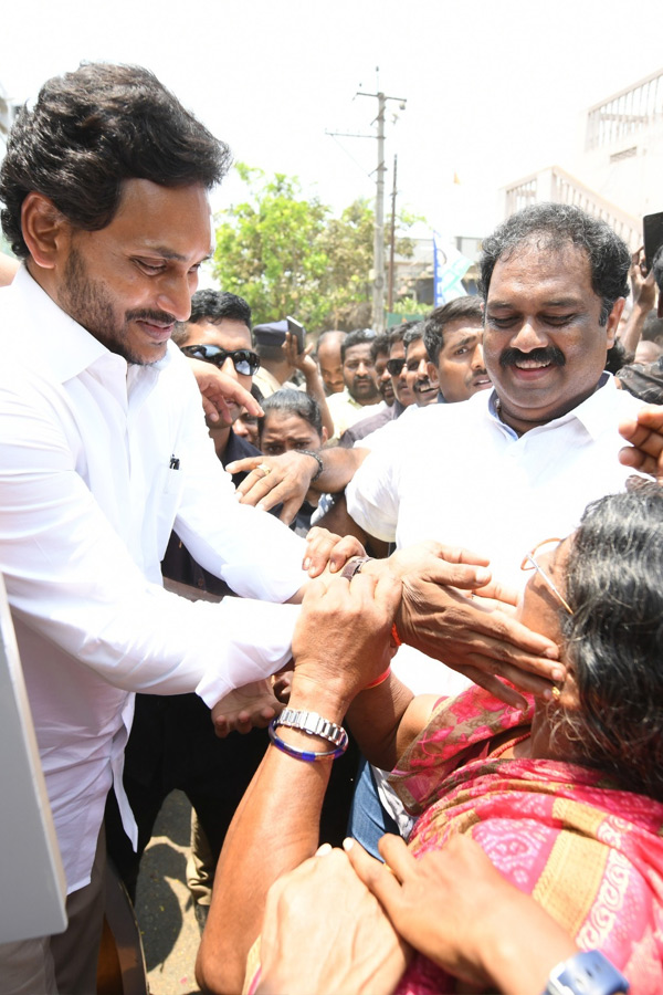 CM YS Jagan Bus Yatra Memantha Siddham At Ganapavaram Photos - Sakshi24