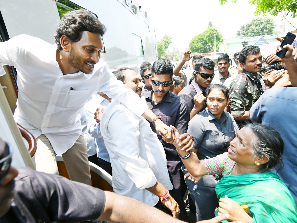 CM YS Jagan Bus Yatra Memantha Siddham At Ganapavaram Photos - Sakshi25