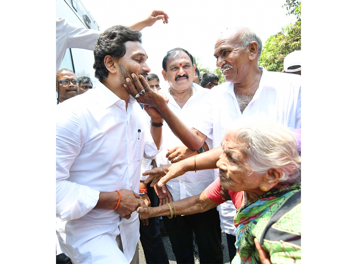 CM YS Jagan Bus Yatra Memantha Siddham At Ganapavaram Photos - Sakshi27