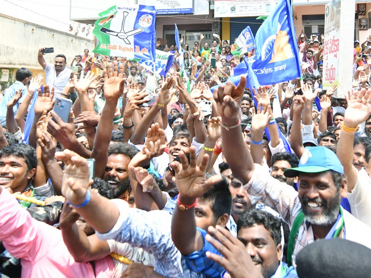 CM YS Jagan Bus Yatra Memantha Siddham At Ganapavaram Photos - Sakshi28