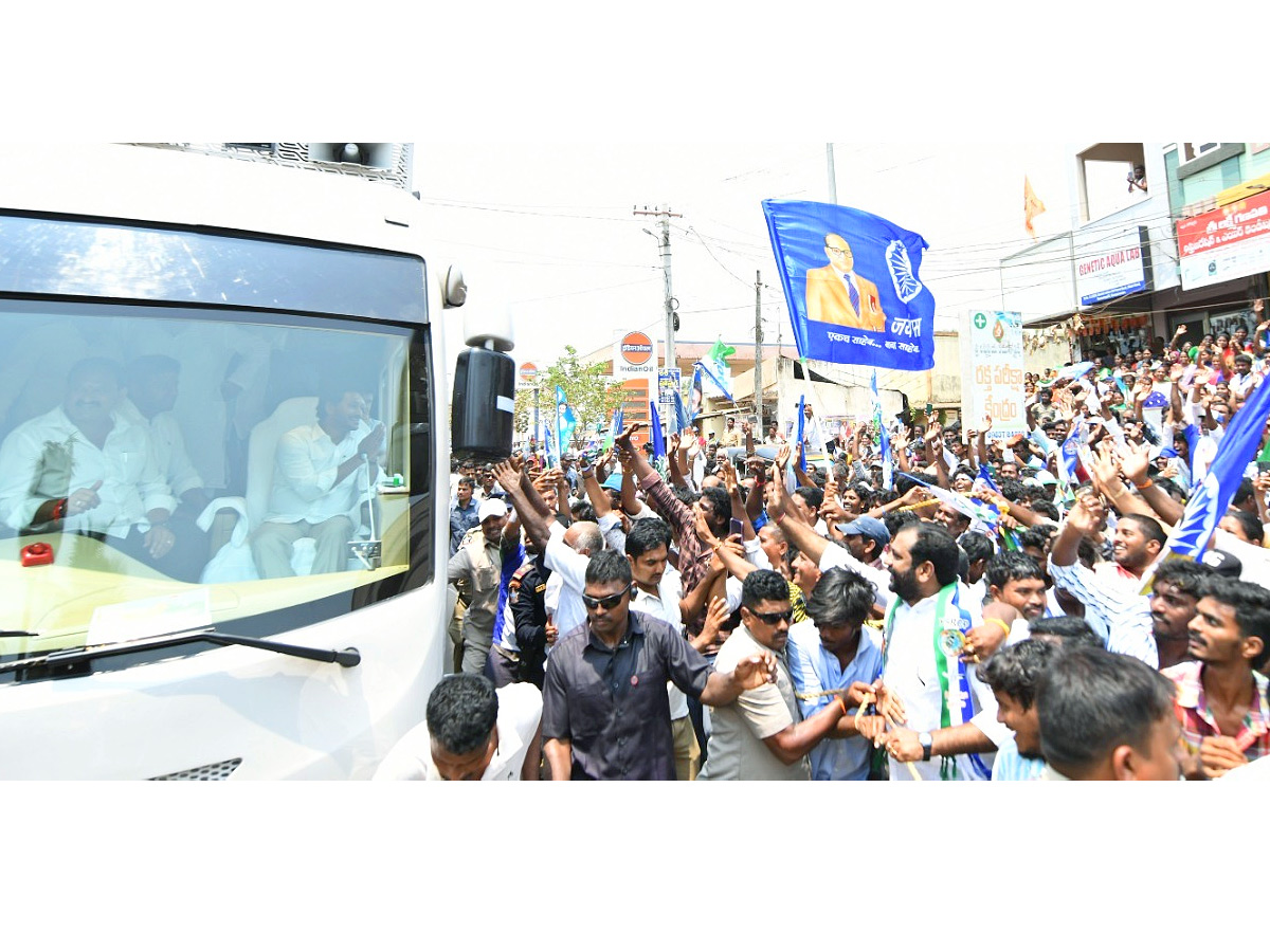 CM YS Jagan Bus Yatra Memantha Siddham At Ganapavaram Photos - Sakshi29