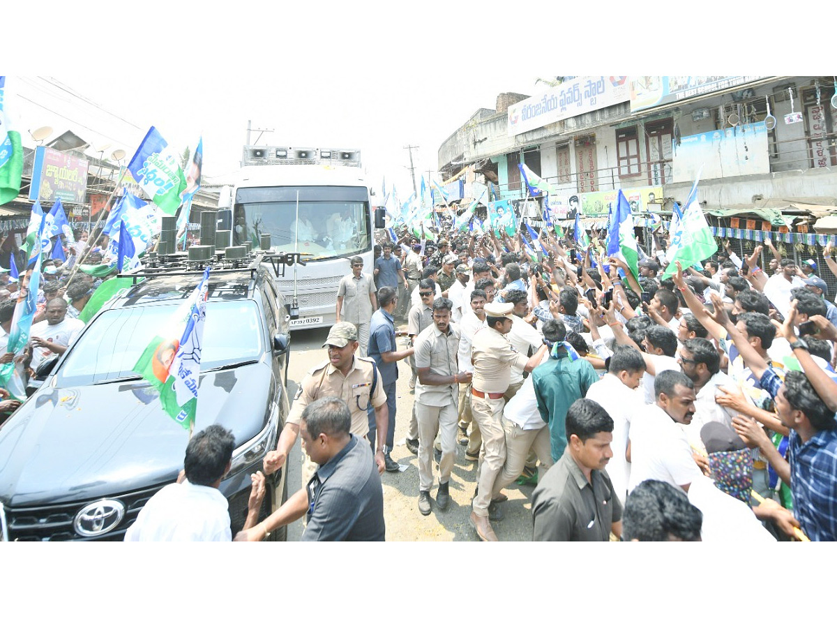 CM YS Jagan Bus Yatra Memantha Siddham At Ganapavaram Photos - Sakshi30