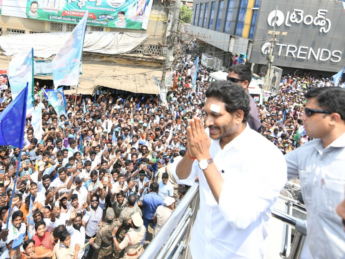 CM YS Jagan Bus Yatra Memantha Siddham At Ganapavaram Photos - Sakshi5