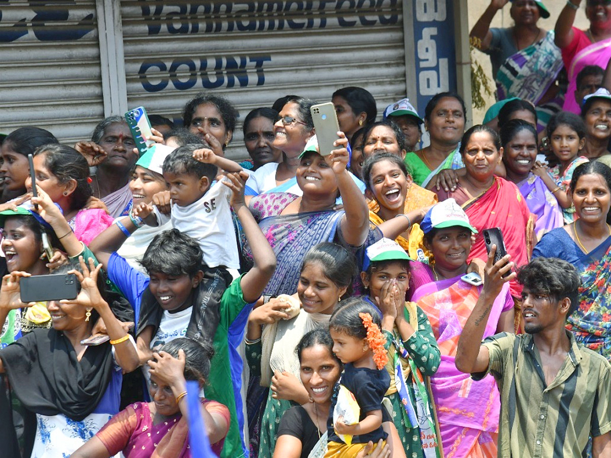 CM YS Jagan Bus Yatra Memantha Siddham At Ganapavaram Photos - Sakshi6