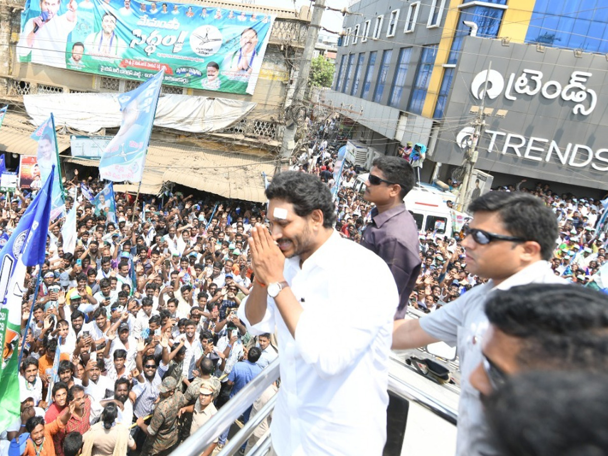 CM YS Jagan Bus Yatra Memantha Siddham At Ganapavaram Photos - Sakshi7