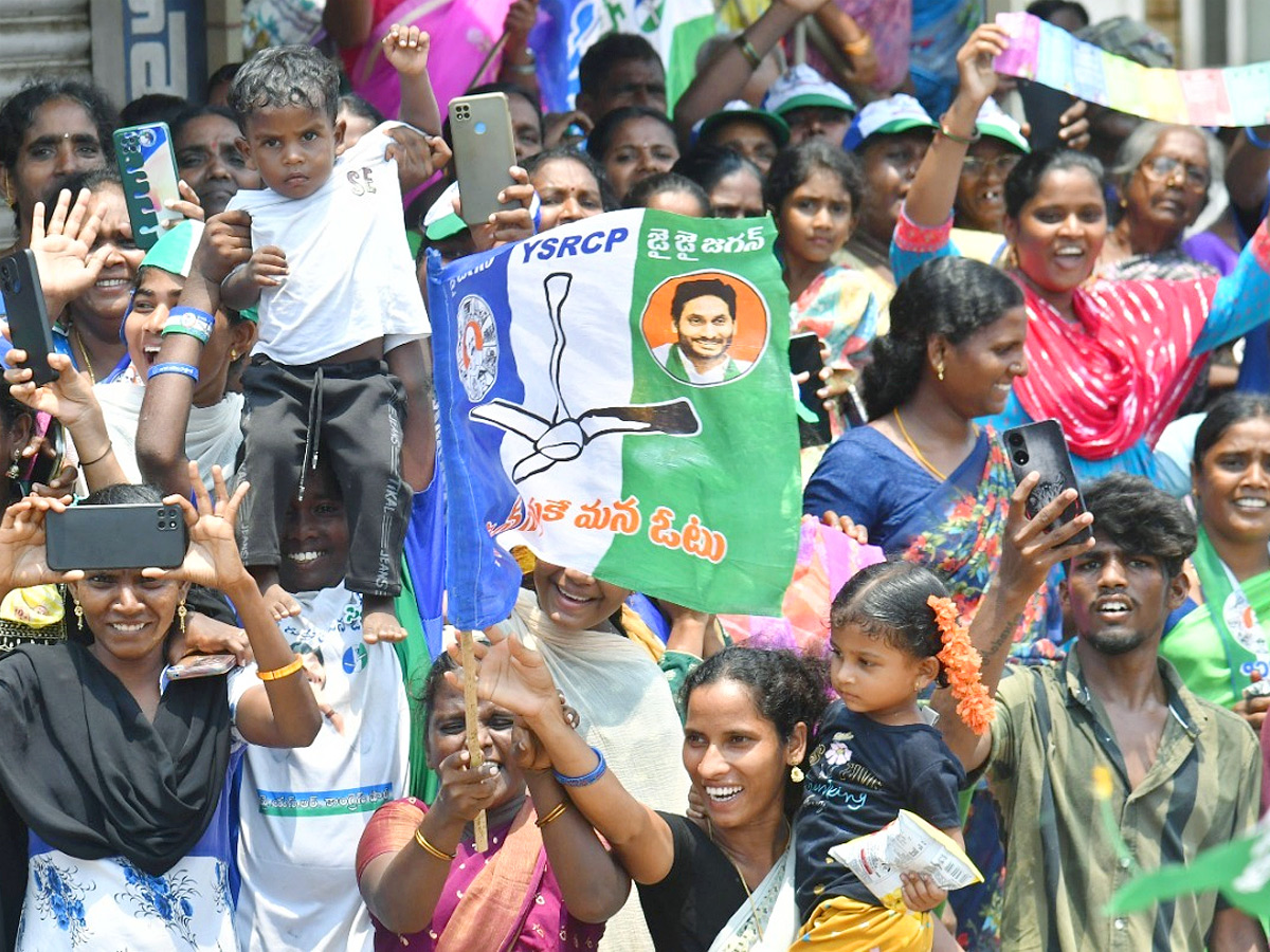 CM YS Jagan Bus Yatra Memantha Siddham At Ganapavaram Photos - Sakshi8