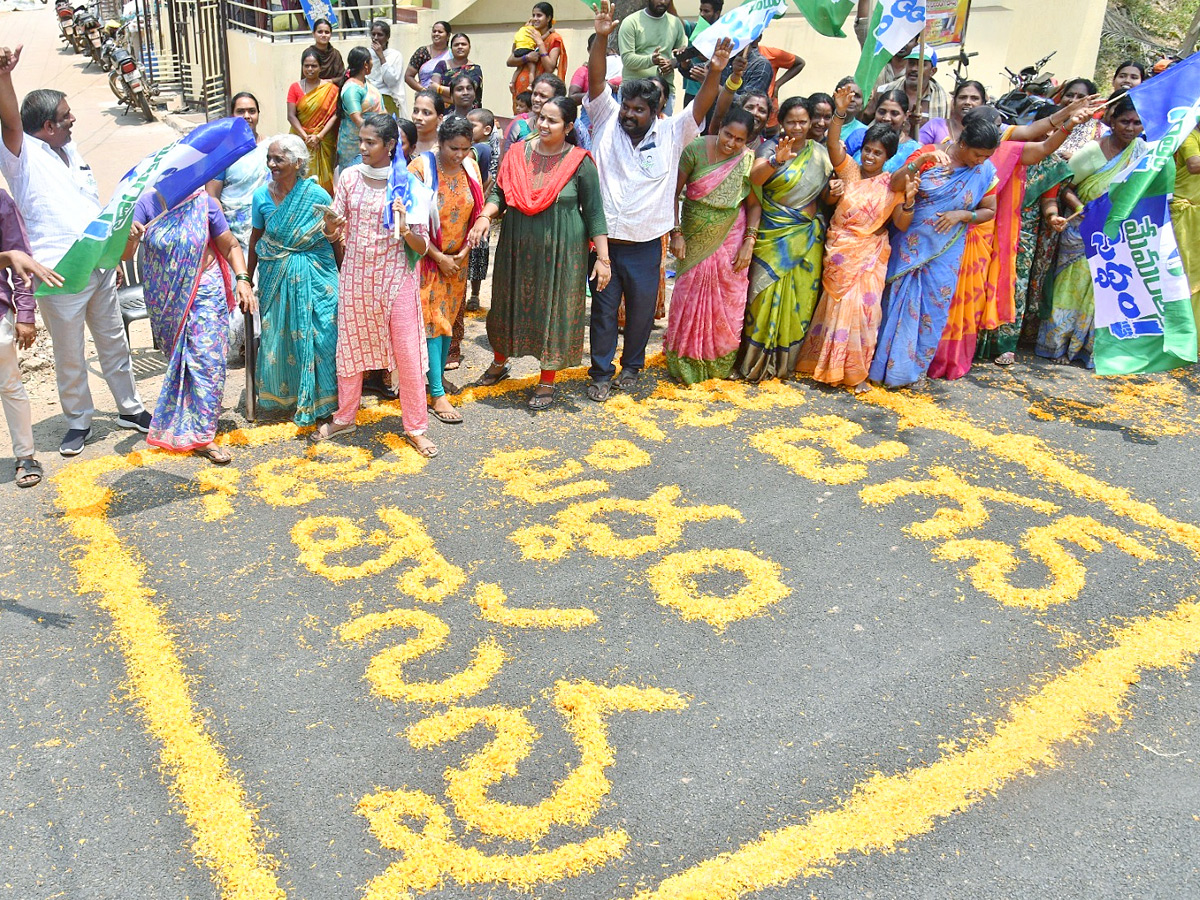 CM YS Jagan Bus Yatra Memantha Siddham At Ganapavaram Photos - Sakshi10