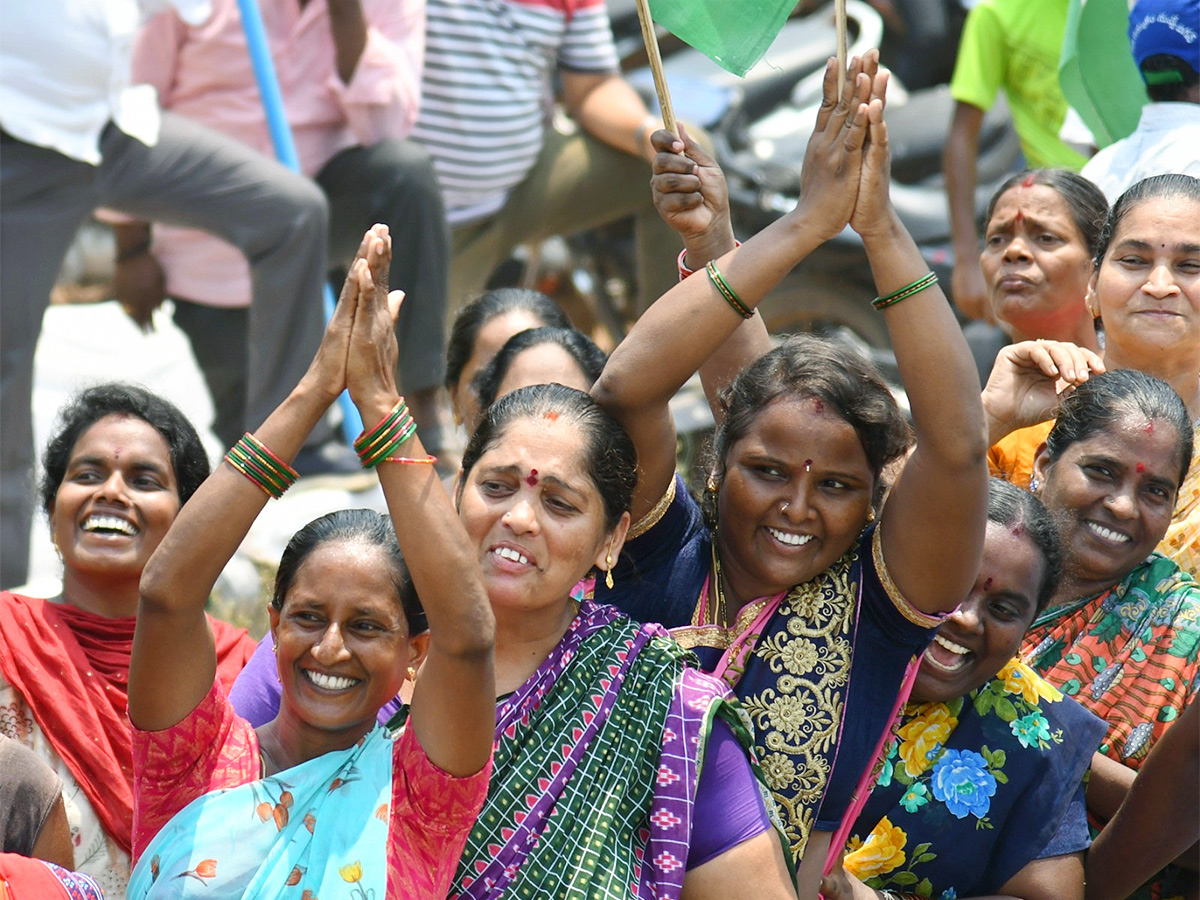 Memantha Siddham 16th day CM Jagan Bus Yatra West Godavari Photos - Sakshi10