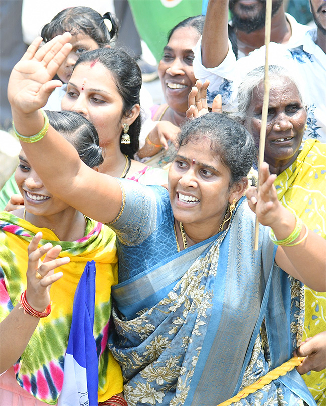 Memantha Siddham 16th day CM Jagan Bus Yatra West Godavari Photos - Sakshi11