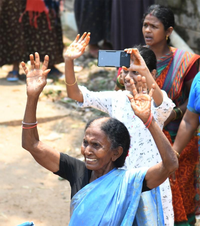 Memantha Siddham 16th day CM Jagan Bus Yatra West Godavari Photos - Sakshi15