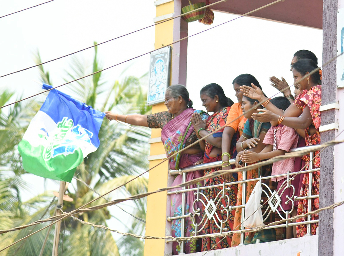 Memantha Siddham 16th day CM Jagan Bus Yatra West Godavari Photos - Sakshi17