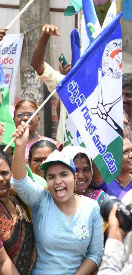 Memantha Siddham 16th day CM Jagan Bus Yatra West Godavari Photos - Sakshi18